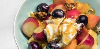 Macedonia di frutta con yogurt miele noci