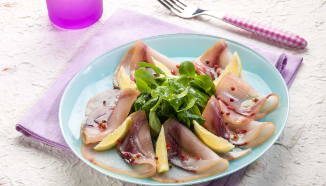 Carpaccio di pesce spada al pepe verde e pepe rosa ricetta