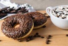 Ciambelle al cioccolato senza lievitazione | Veloci, soffici e gustosi Ciambelle bicolore