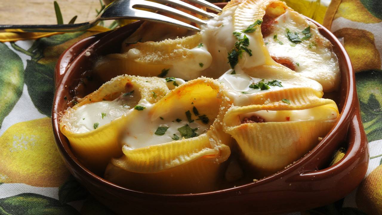 Conchiglioni ripieni in bianco, un primo al forno con besciamella