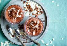 Coppa cremino al cucchiaio, gustoso dessert al cioccolato dessert al cioccolato fondente e bianco