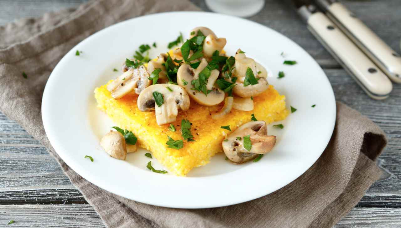 Crostini di polenta ai funghi trifolati l Ricetta riciclo gustosa e veloce