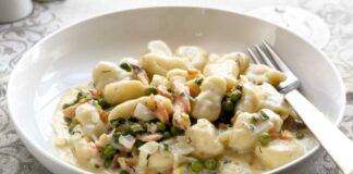 Gnocchi in umido con piselli e salmone ricetta