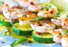 Insalata di zucchine grigliate e gamberetti | un piatto semplice e veloce Insalata di zucchine grigliate e gamberetti