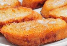 Pane fritto dolce alla cannella, un dolce improvvisato e senza impegno Pane cotto in olio bollente e zucchero