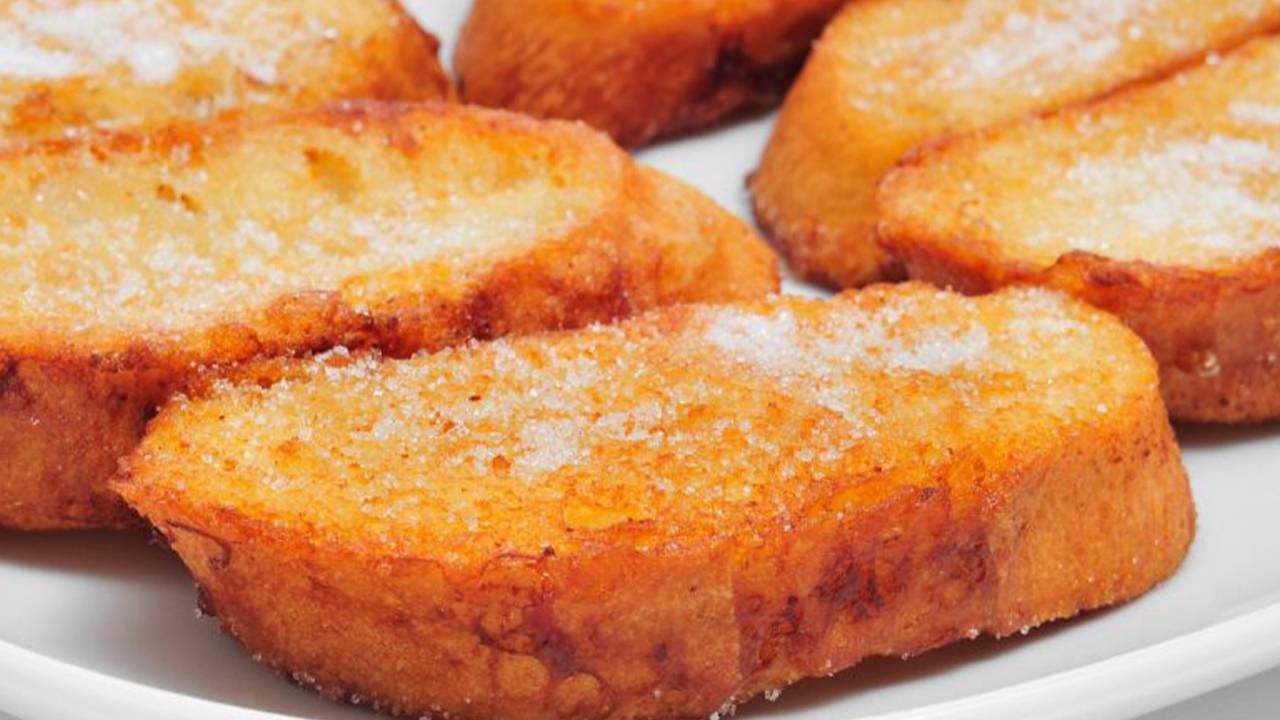 Pane cotto in olio bollente e zucchero