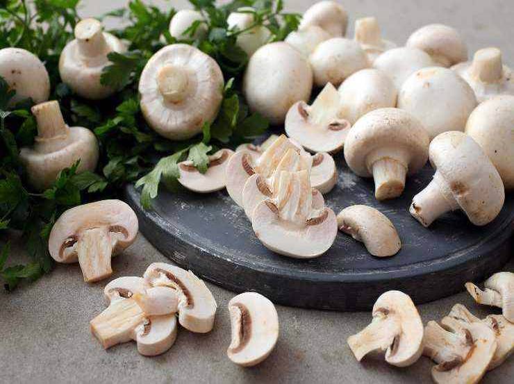Pasta con guanciale e funghi FOTO ricettasprint