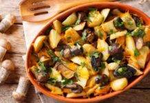 Patate alla povera con funghi l Golose e cotte in padella con olio e acqua
