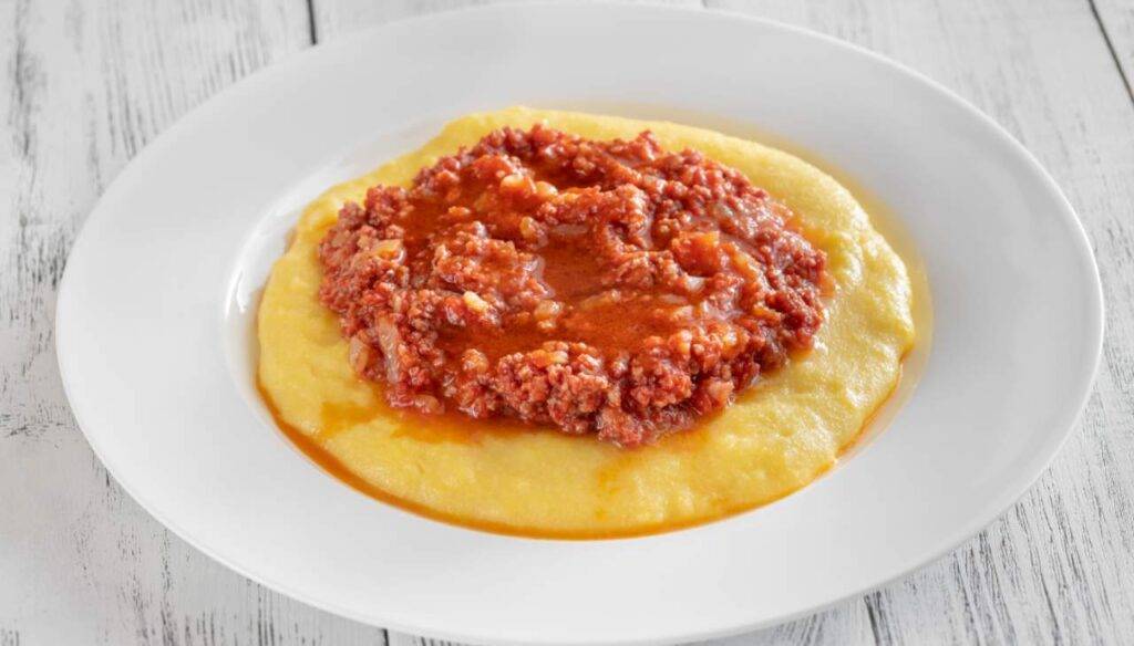 Polenta alla bolognese l Primo gustoso e pronto in pochi minuti