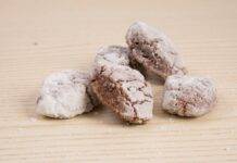 Ricciarelli al cioccolato | I dolci tipici della tradizione Toscana Biscotti Natale tradizionali