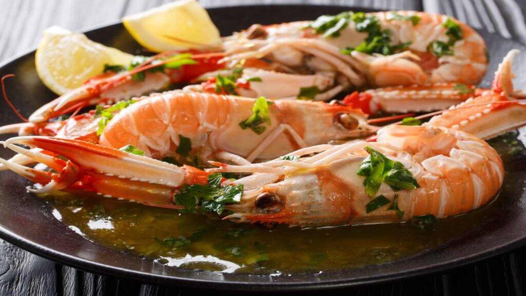 Scampi al limone in padella | Un secondo facile e ricercato