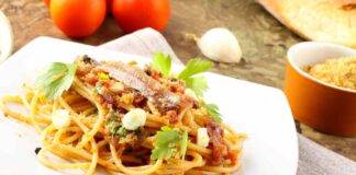 Spaghetti al pangrattato con alici e pomodori secchi