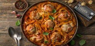 Tagliatelle al forno con polpettine melanzane e scamorza