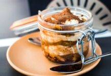 Tiramisù di panettone light all’arancia | Dolce speciale per Capodanno Tiramisù di panettone light all'arancia