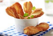Torciglioni zuccherati di pasta sfoglia | Perfetti da gustare a colazione Rotoli dolci con zucchero