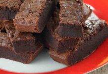 Torta Brownies di Pandoro al cioccolato fondente | Una ricetta per le Feste Brownies di Pandoro al cioccolato