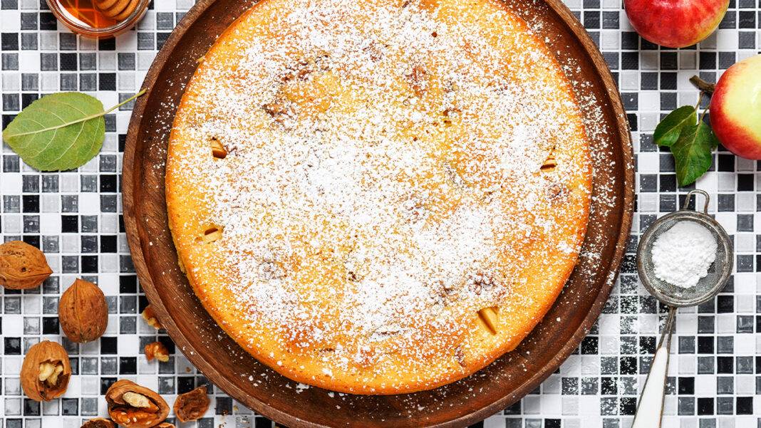 Torta di mele con noci e cannella, soffice e profumato dolce fatto in casa