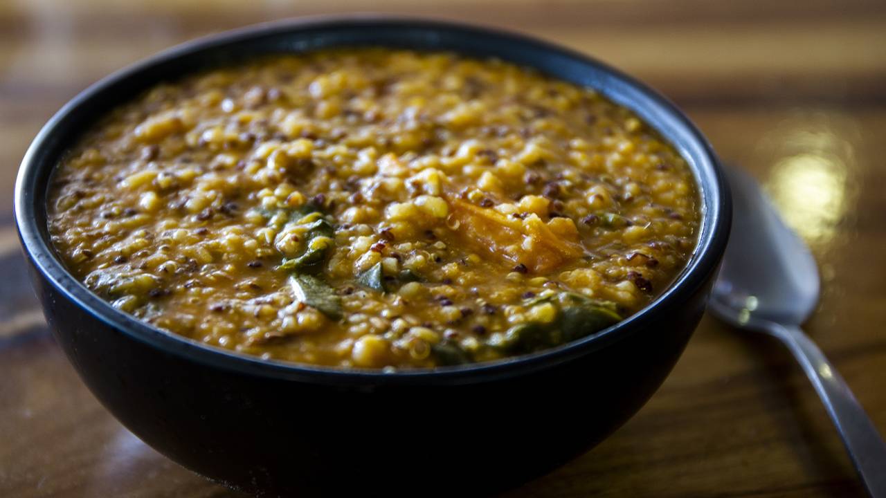 zuppa vegetariana con la quinoa