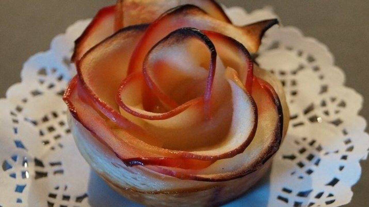 Rose Di Mele Farcite Di Crema Belle Da Vedere E Buone Da Mangiare