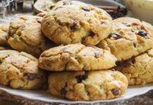 Biscotti cioccolato e uvetta senza burro | Veloci e leggeri Biscotti cioccolato e uvetta senza burro ricetta