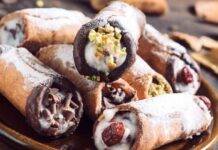 Cannoli di pandoro vegan | Ricetta riciclo per un primo dell’anno felice Cannoli di pandoro vegan ricetta