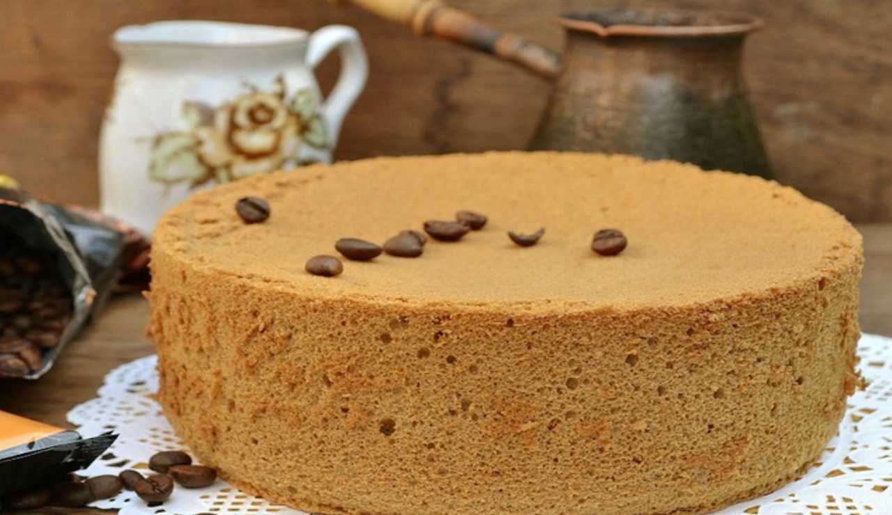 Chiffon cake al caffè  un soffice e delizioso piacere da gustare