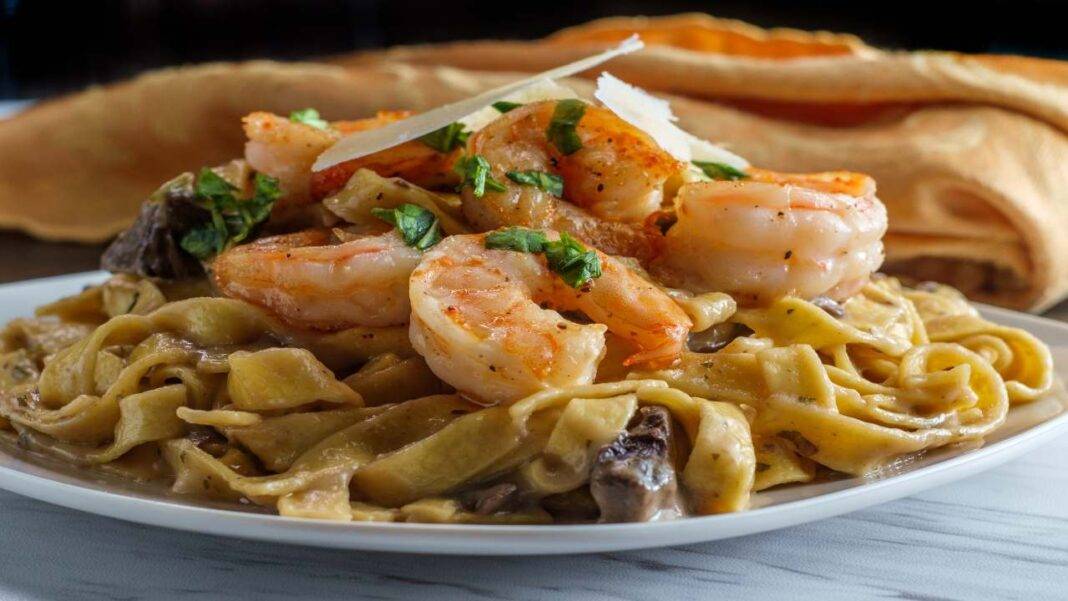 Fettuccine con gamberi e funghi Profumato e dal sapore unico
