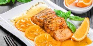 Filetti di salmone con salsa arancia e miele ricetta