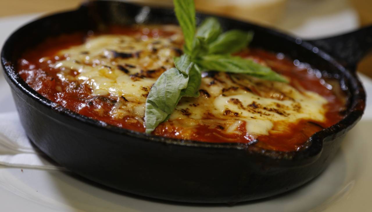 Lasagna in padella con pomodoro e mozzarella ricetta