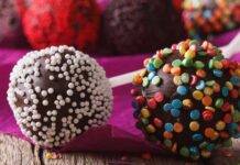 Lollipops di polenta al cioccolato | Per un compleanno allegro senza glutine Lollipops al cioccolato fondente ricetta