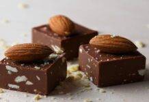 Mandolati veloci pronti in solo 10 minuti | Ecco la ricetta Cioccolatini alle mandorle