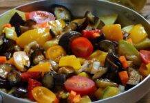 Melanzane olive e pinoli in padella | Semplice, saporito e invitante Melanzane olive e pinoli in padella ricetta
