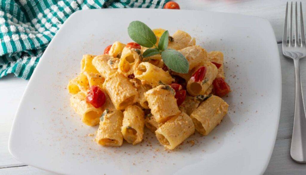 Mezze maniche con crema di ricotta e pomodoro | Facili e velocissime