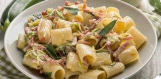 Mezze maniche speck zucchine e panna ricetta