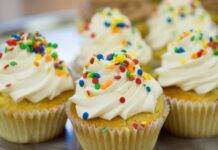 Muffin al cachi e vaniglia ricetta