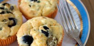 Muffin al formaggio spalmabile e olive ricetta