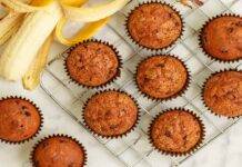 Muffin con cioccolato e banana senza burro | Salutari e leggeri Muffin con banana senza burro
