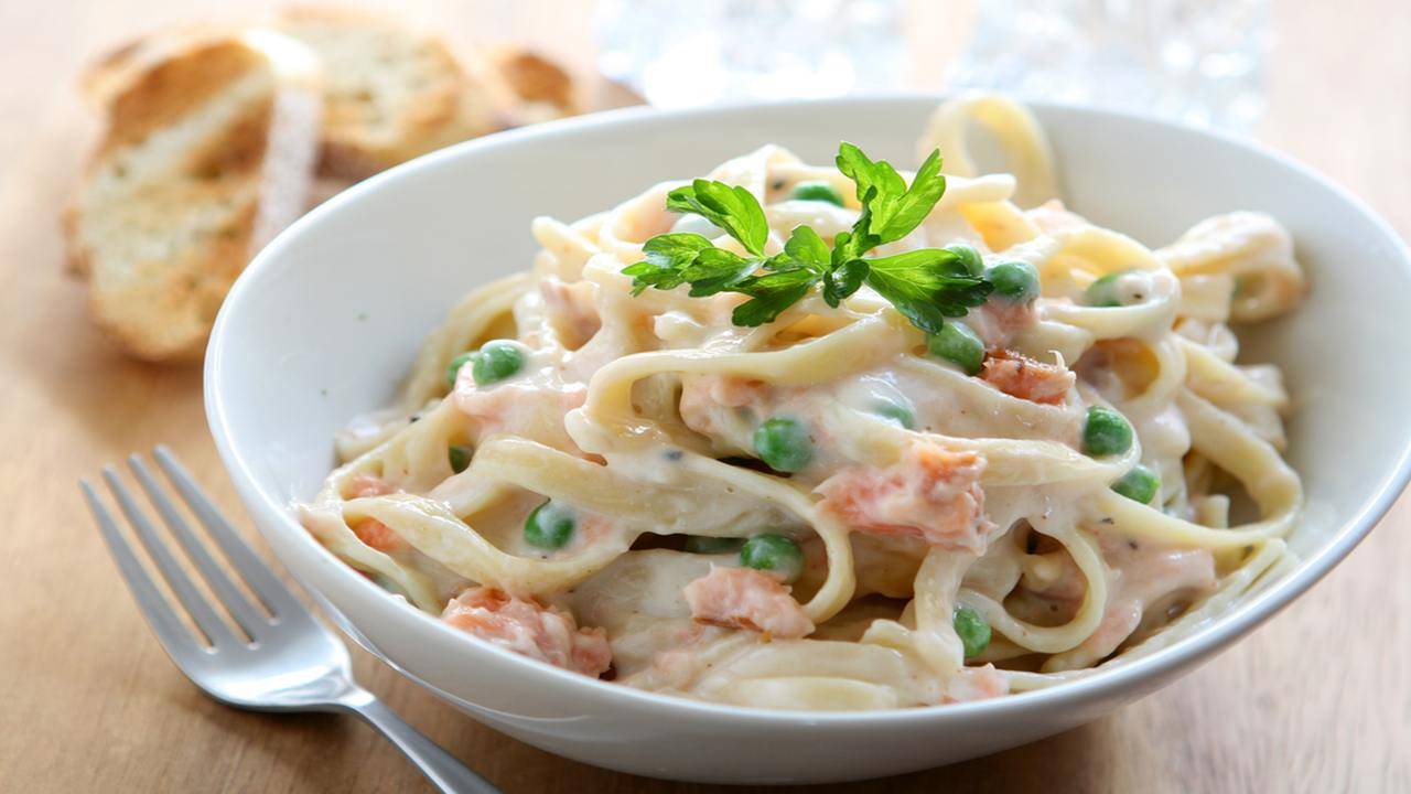 Pasta con salmone philadelphia e piselli | Cremosa e super golosa