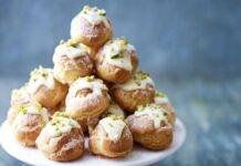 Profitteroles pistacchio e cioccolato bianco | Super buoni profitteroles pistacchio cioccolato ricetta FOTO ricettasprint