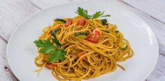 Spaghetti al sugo con zucchine ricetta