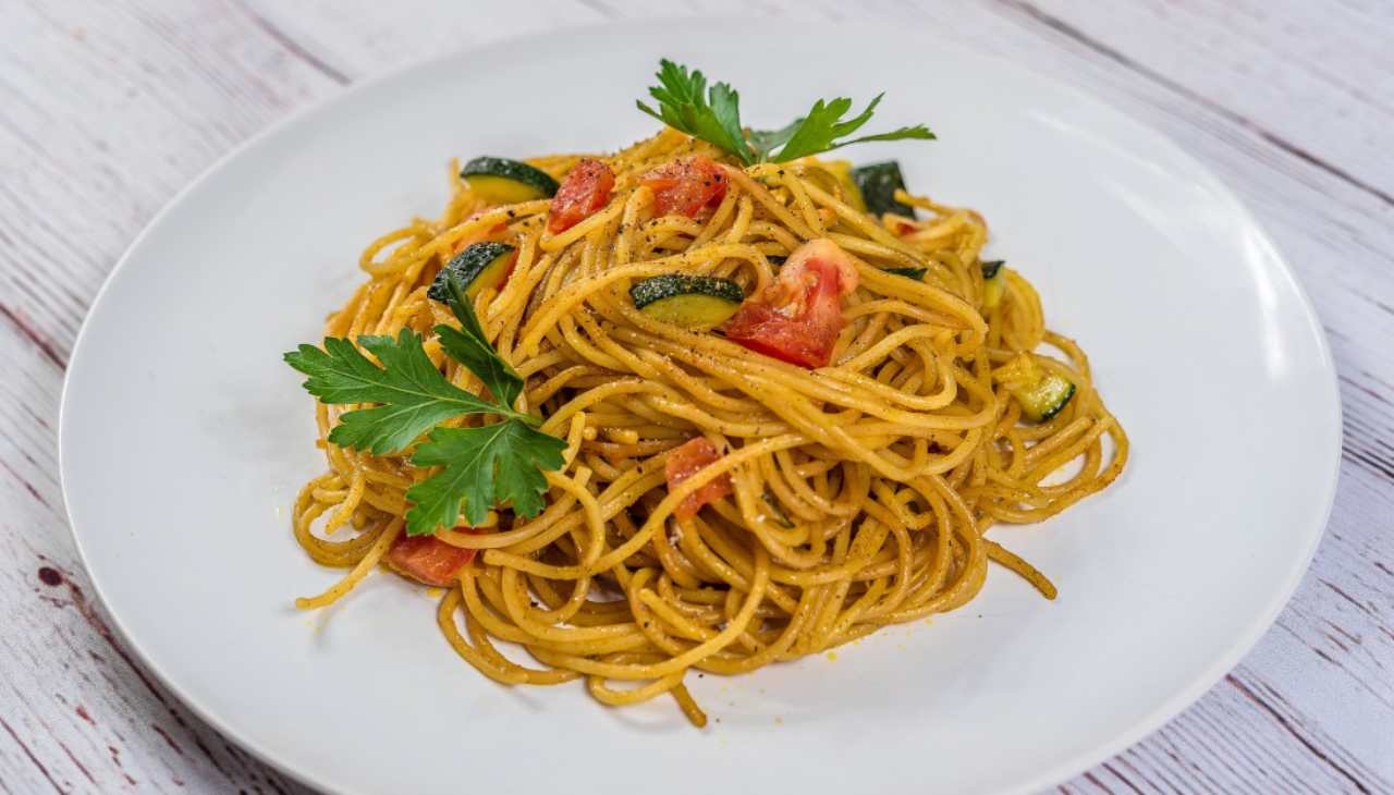 Spaghetti al sugo con zucchine ricetta