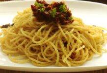Spaghetti con speck e pangrattato ricetta