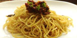 Spaghetti con speck e pangrattato ricetta