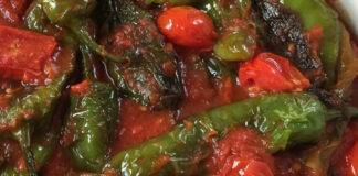 peperoncini verdi con sugo di pomodoro