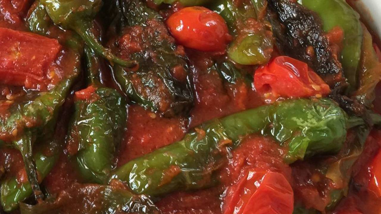 peperoncini verdi con sugo di pomodoro