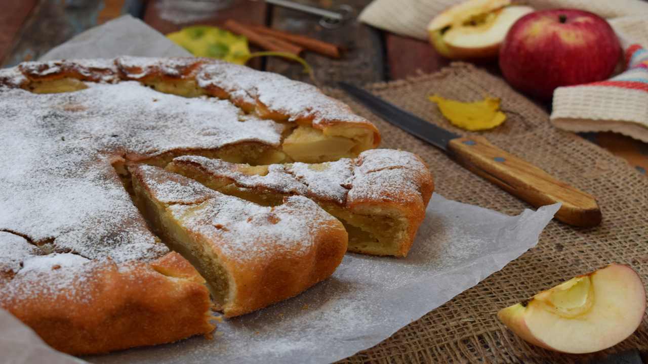 Torta di mele bassa e veloce | Per una colazione ricca di gusto