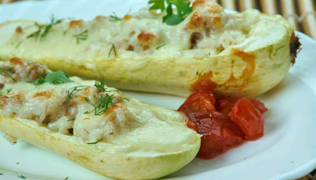 Zucchine ripiene con mozzarella gratinate al forno | Leggere e filanti