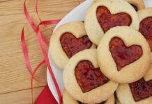 Biscotti di pasta brisé a forma di cuore