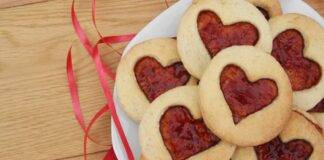 Biscotti di pasta brisé a forma di cuore