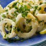 Anelli di calamari al forno con limone e prezzemolo ricetta